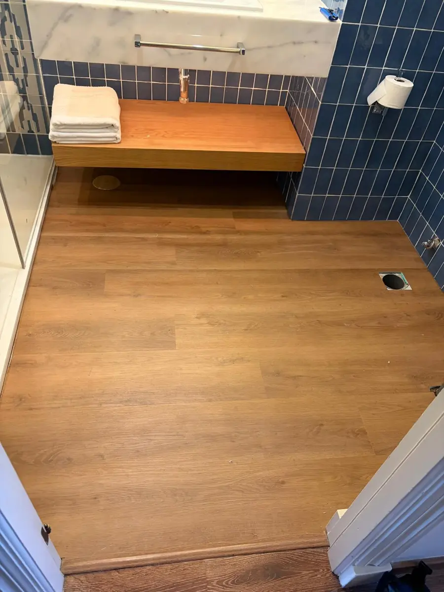 Baño con suelo de madera