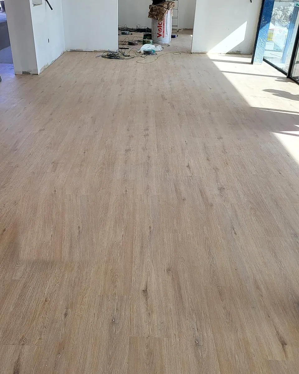 El mismo local con suelo vinílico imitación madera