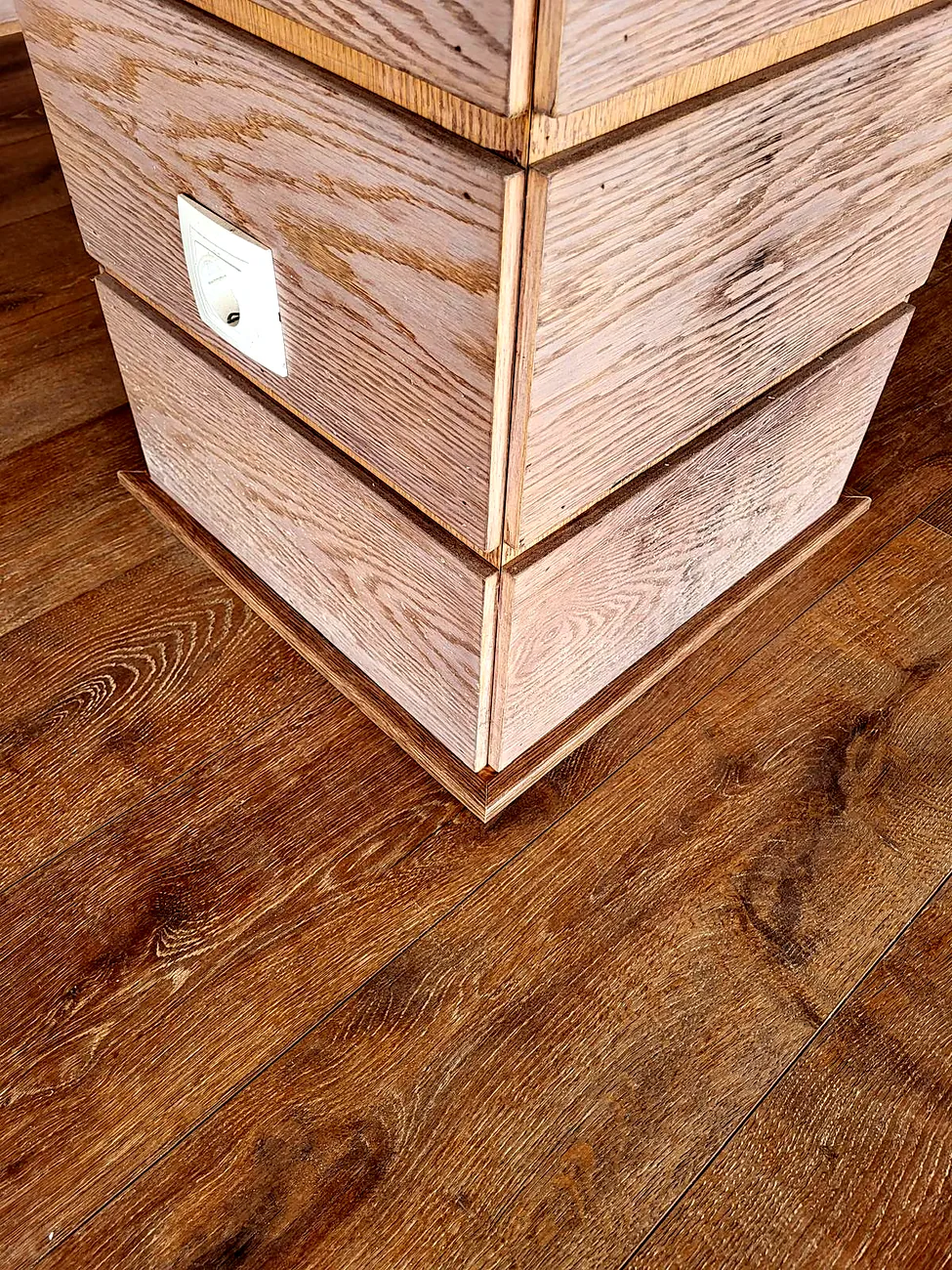Pilar revestido en madera
