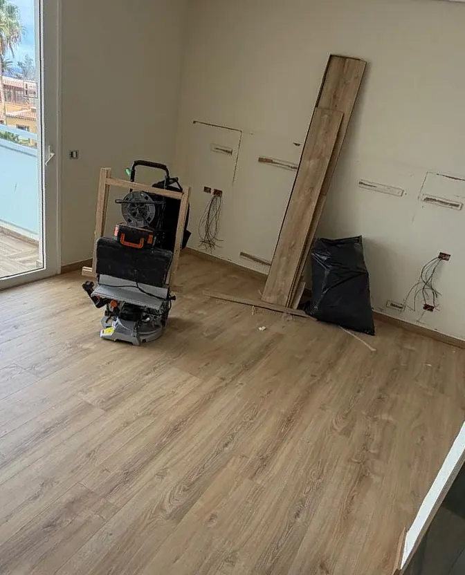 Salón con parquet y salida a terraza
