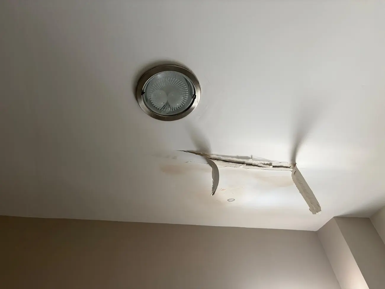 Techo dañado por una filtración