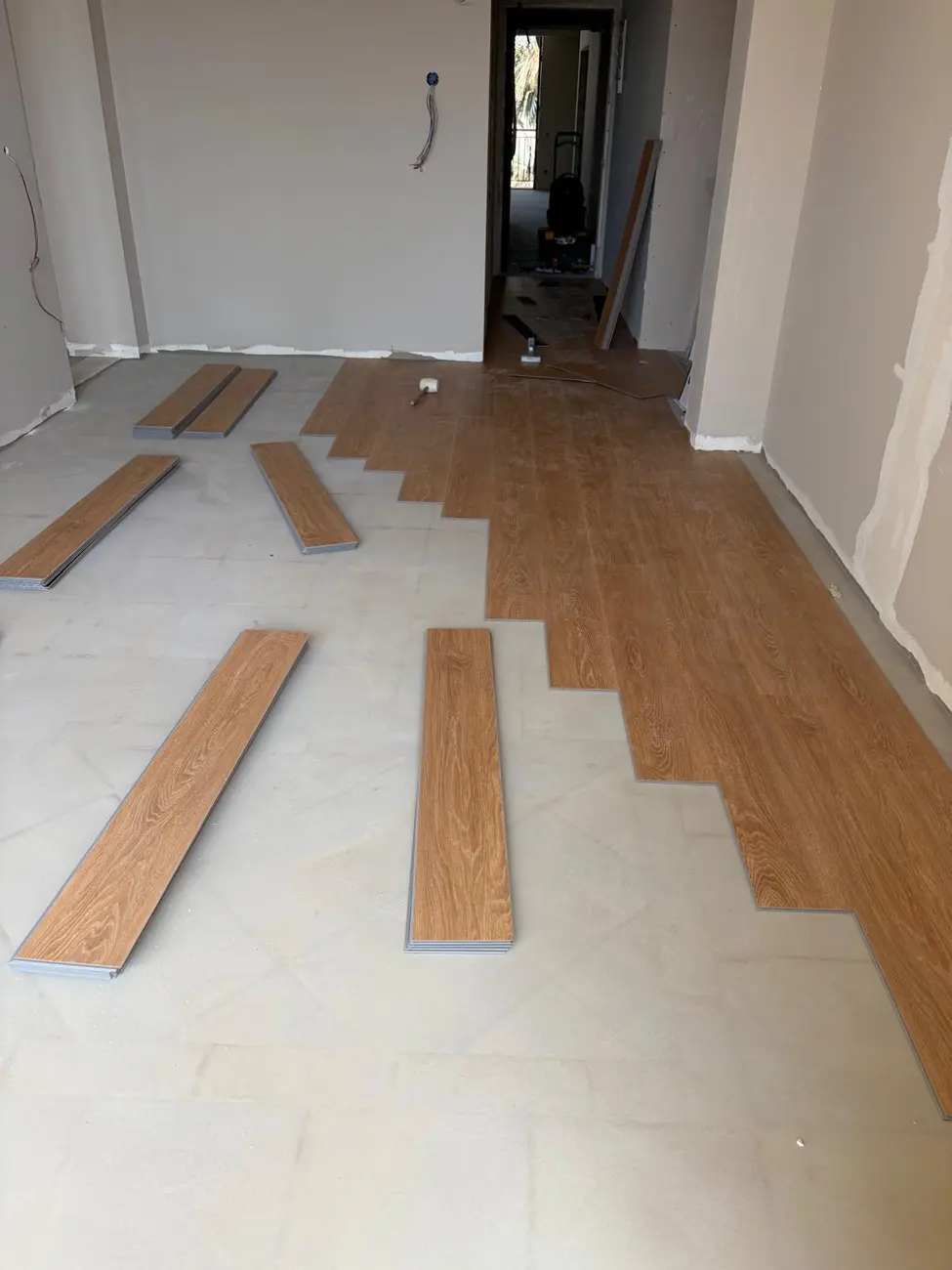 Suelo vinílico durante la instalación